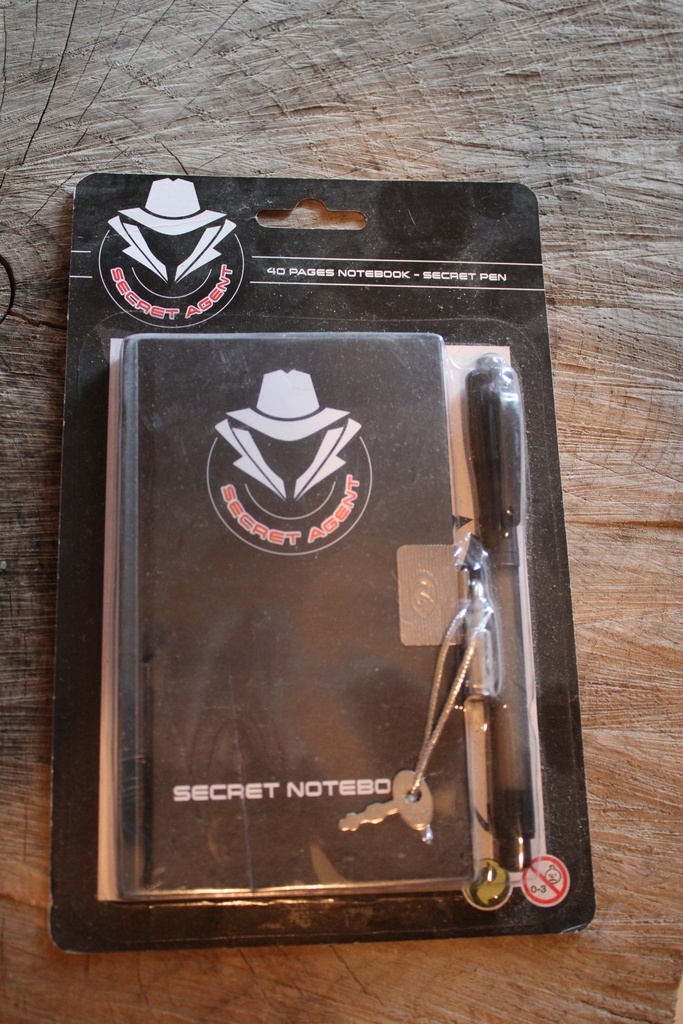 Carnet d'agent secret avec stylo